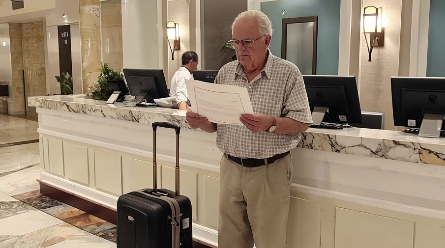 Family Abandons Grandpa on Vacation, But One Grandson Shows Love in a Special Way